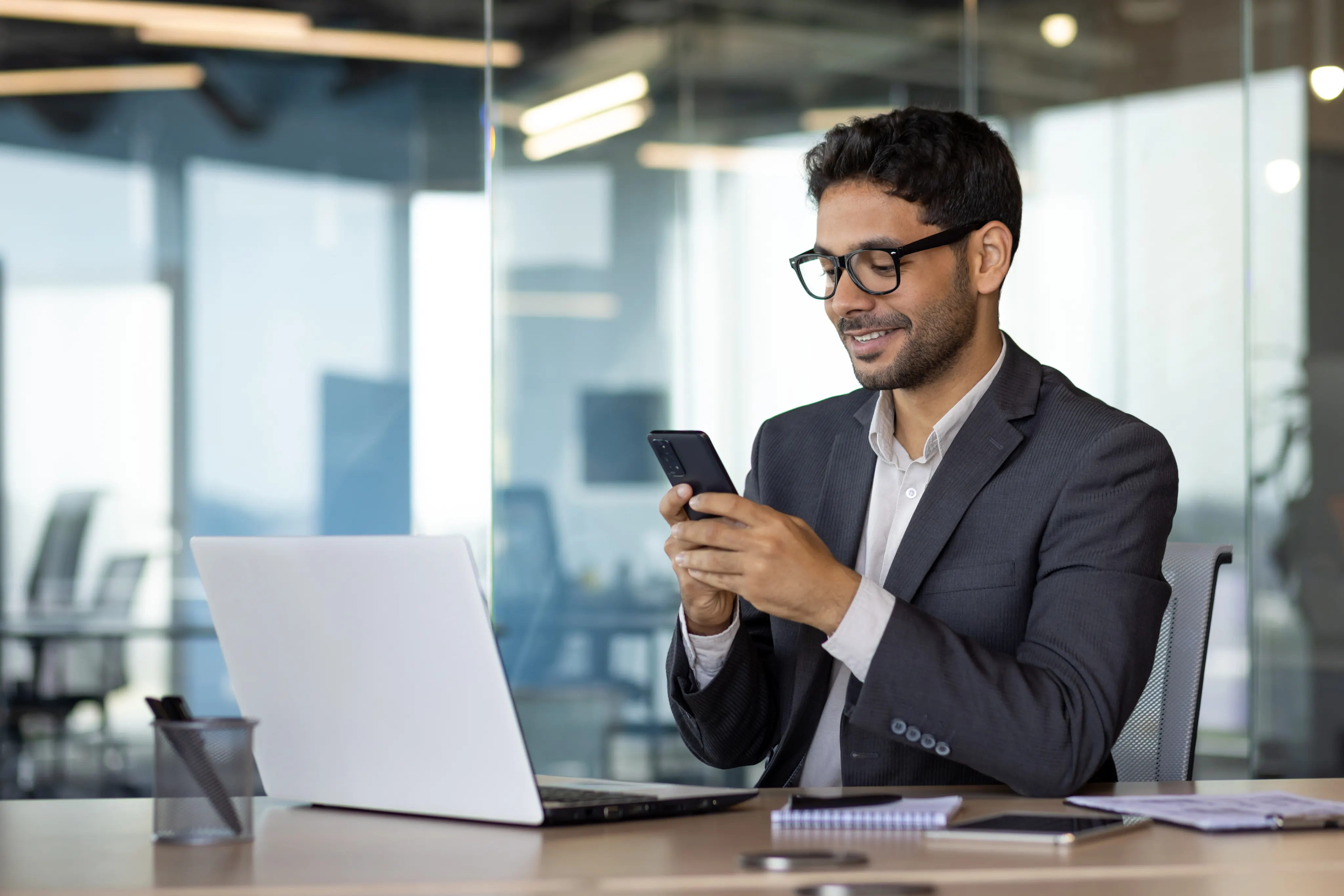 Pareja revisando información en el computador